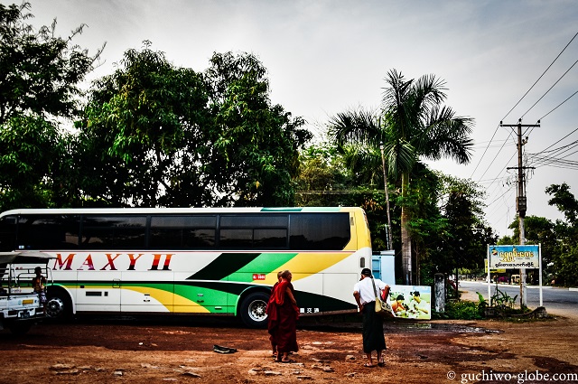 ミャンマーのバス休憩所