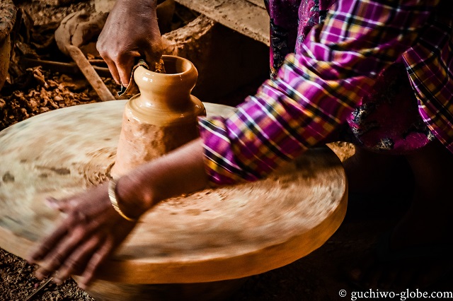 伝統的な陶器を作るインレー湖の地元住民