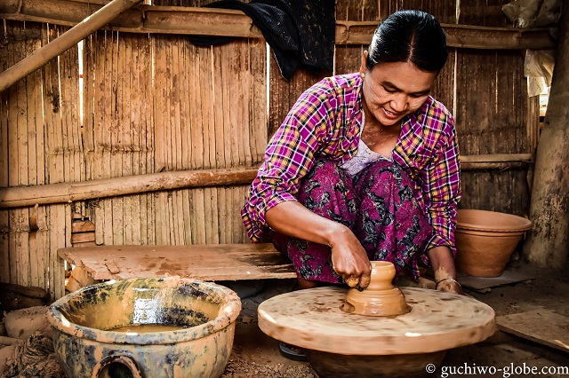 伝統的な陶器を作るインレー湖の地元住民