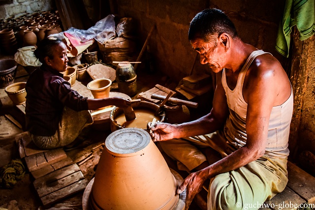 陶器を製作する老父婦