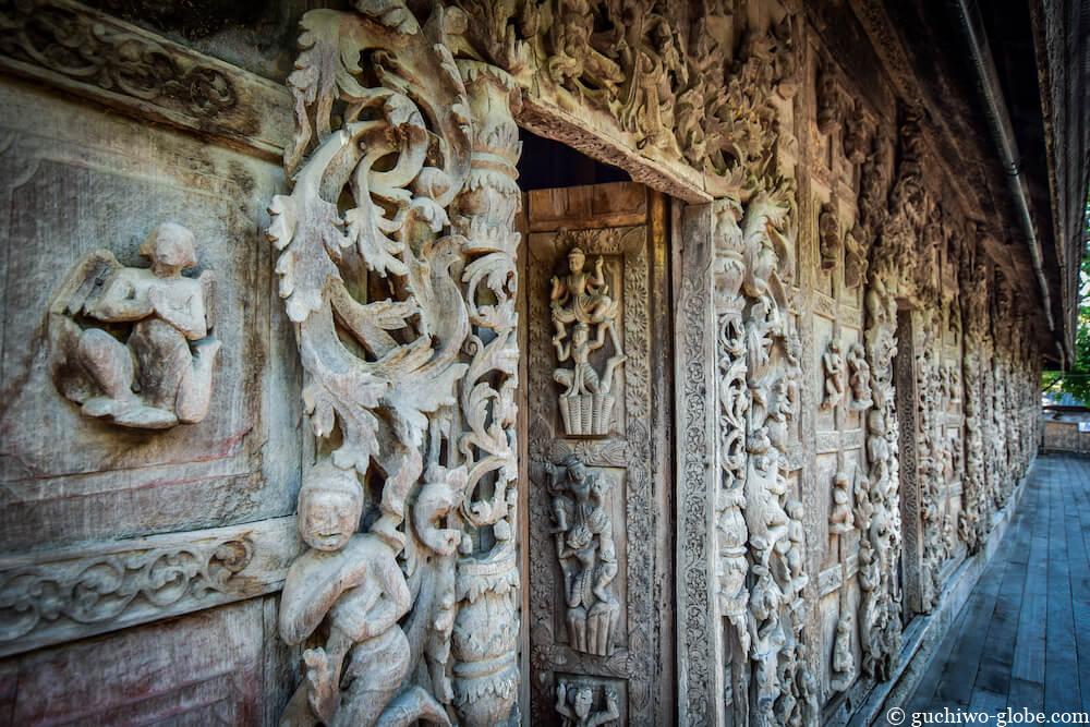 シュエナンドー僧院の木彫りの壁