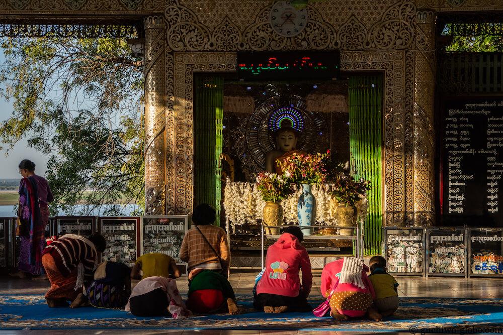 ブー・パヤーで参拝するミャンマー人（バガン）